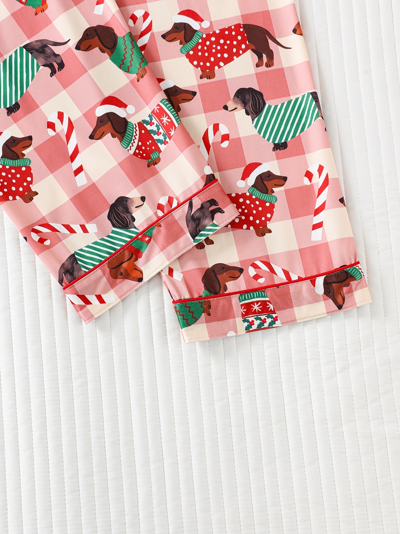 Ensemble pyjama manches longues femme imprimé teckel, pyjama vichy rose festif, cadeau idéal pour les amoureux des chiens, pour une séance photo de famille le matin de Noël